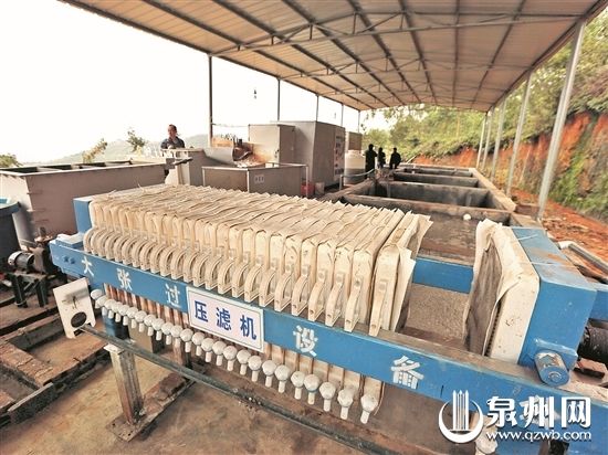 利用這些設(shè)備可以將豬糞“變成”有機(jī)肥和清水
