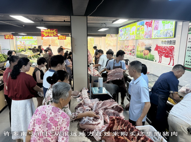 許多南寧市民從很遠(yuǎn)地方趕過來購買這里的豬肉.jpg