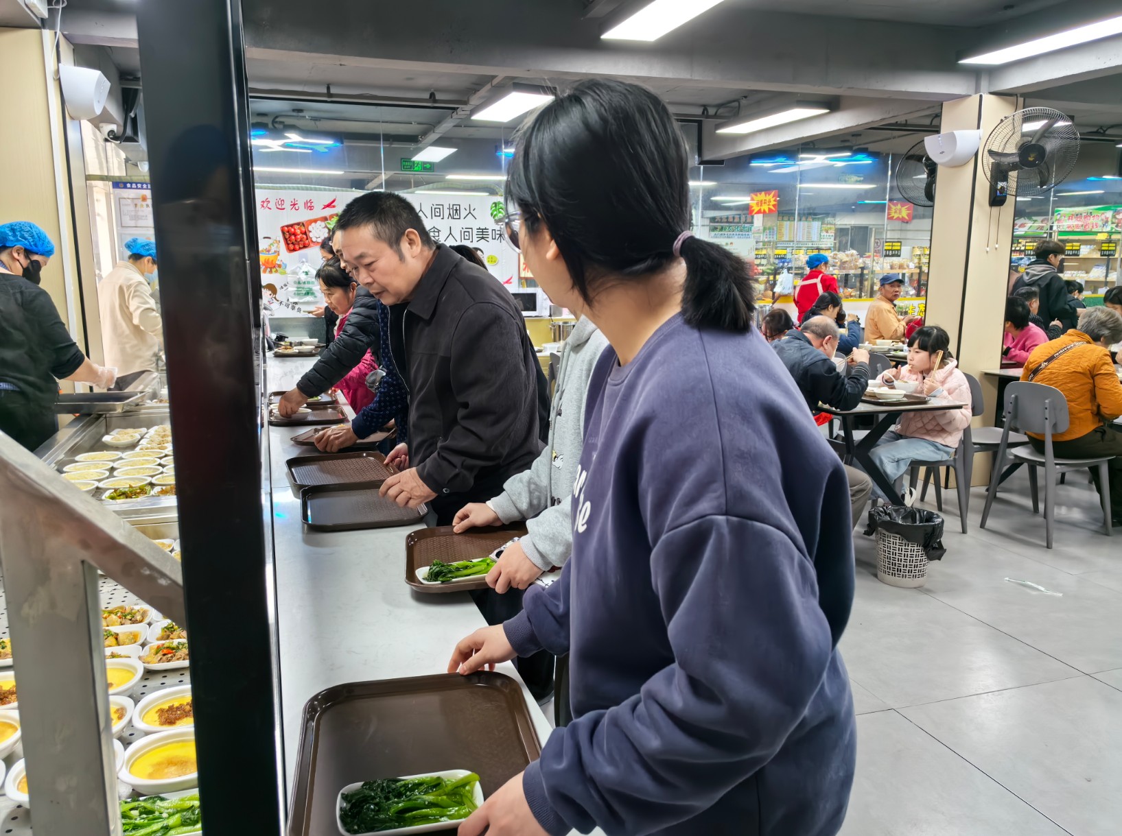 助農(nóng)社區(qū)食堂生意火爆2.jpg